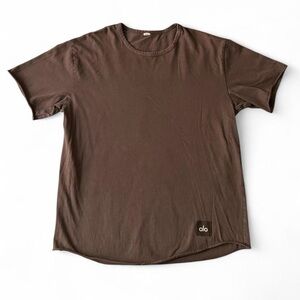 ALO Yoga Men's Chocolate Brown Short Sleeve Tee